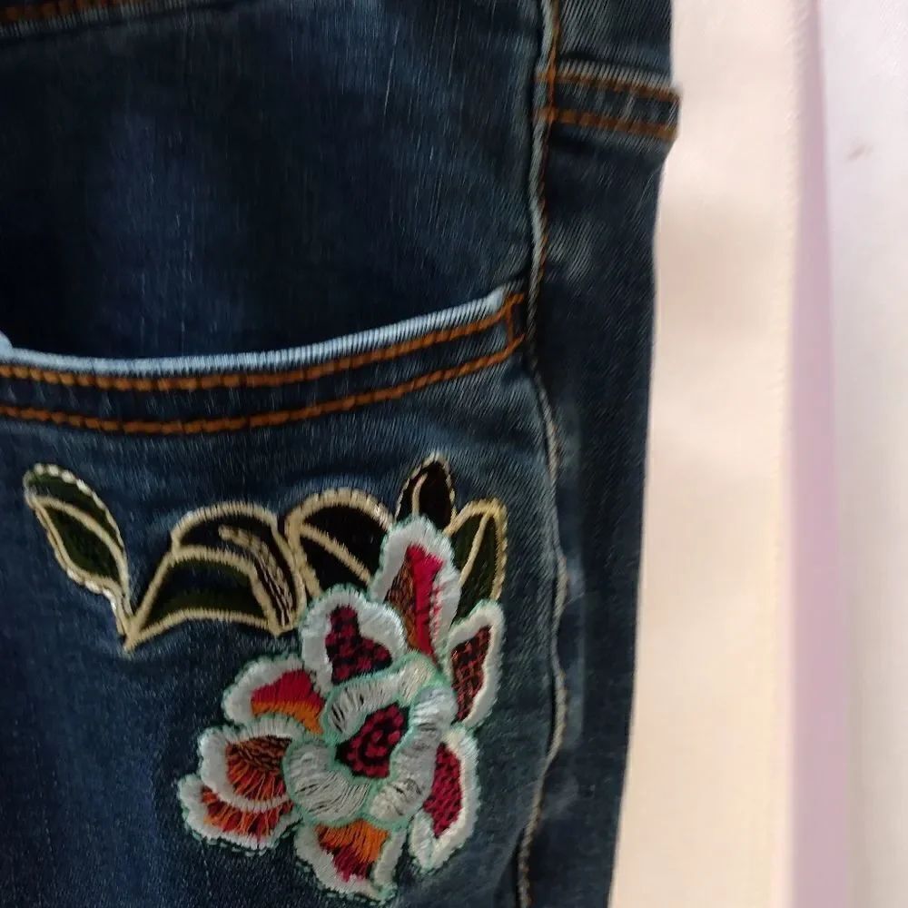 Stretch denim capris - Picture 5 of 10